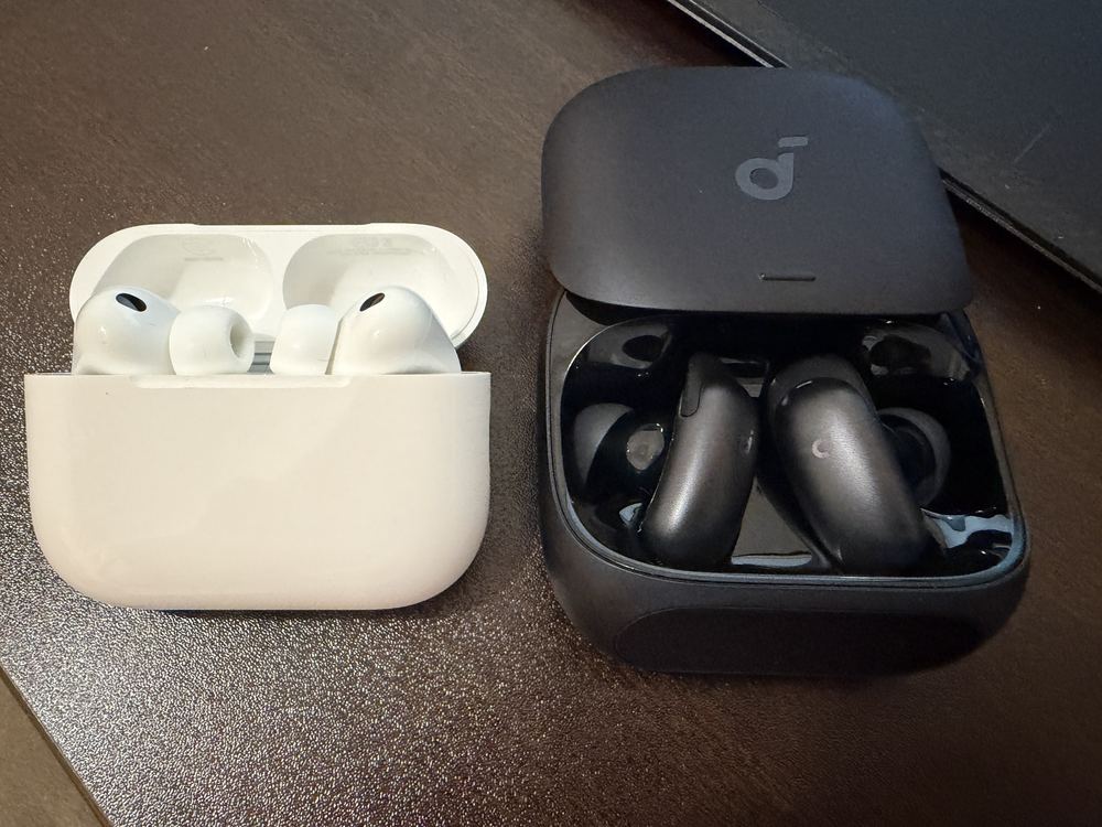 蓋を閉じたAirPods Pro 3のケースとLiberty 5 Proのケースを横に並べた写真