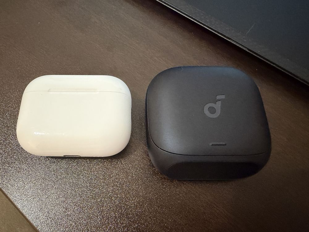 蓋を開けたAirPods Pro 3のケースとAnker Soundcore Liberty 5 Proのケースを並べた写真