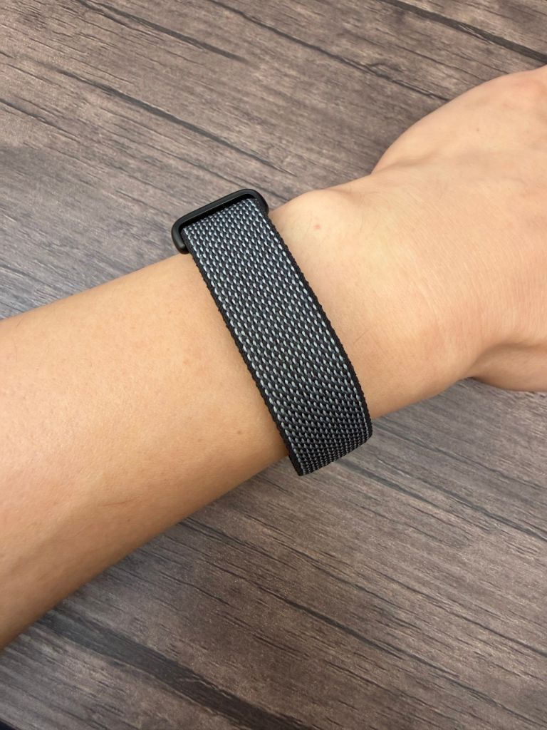Google Fitbit Air を手首に装着した状態