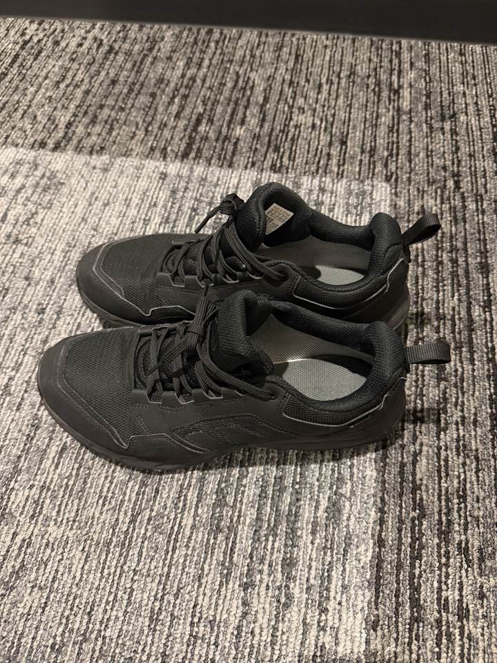 黒のadidas トレースロッカー 2.0 GORE-TEXを横から撮った写真