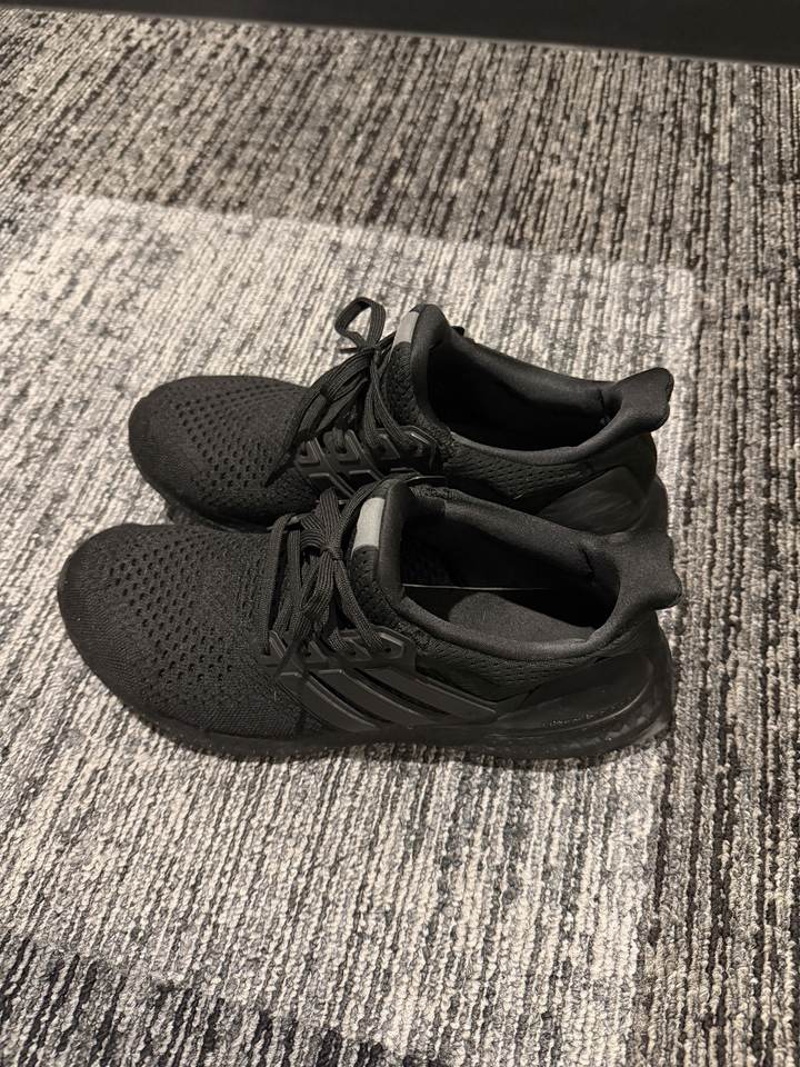 黒のadidas ウルトラブースト 1.0をカーペットの上で横から撮った写真