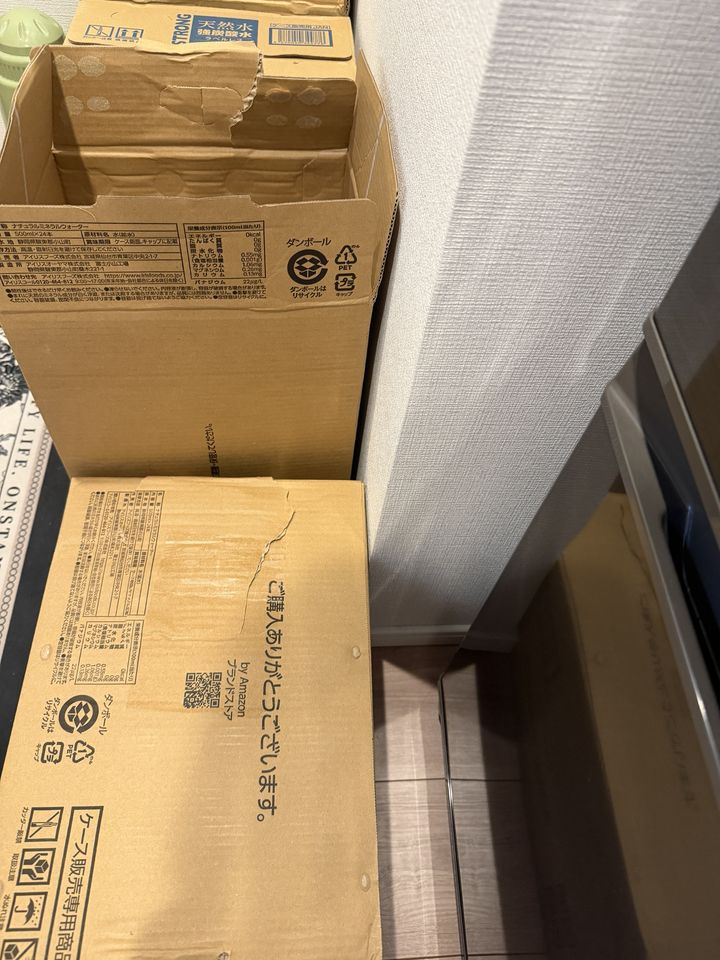 Amazonの定期便で届いた500mlの天然水24本入りのケース。by Amazonブランドストアの箱