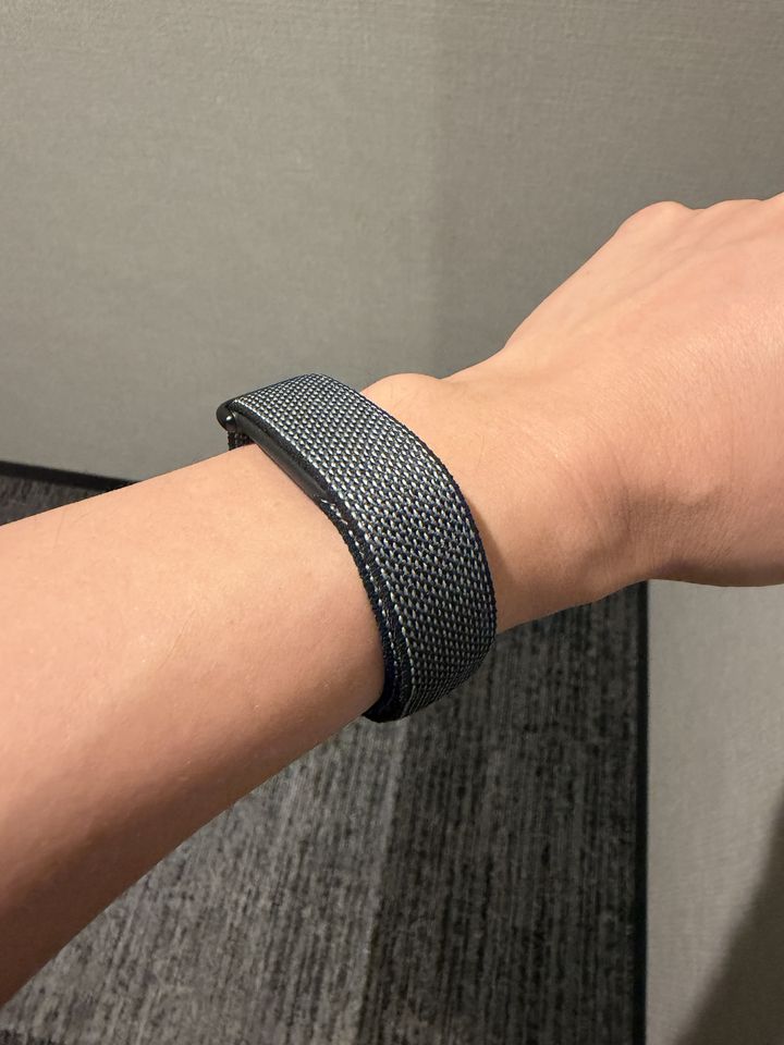 2ヶ月半使ったGoogle Fitbit Airを手首に着けた写真。付属の繊維素材のバンド