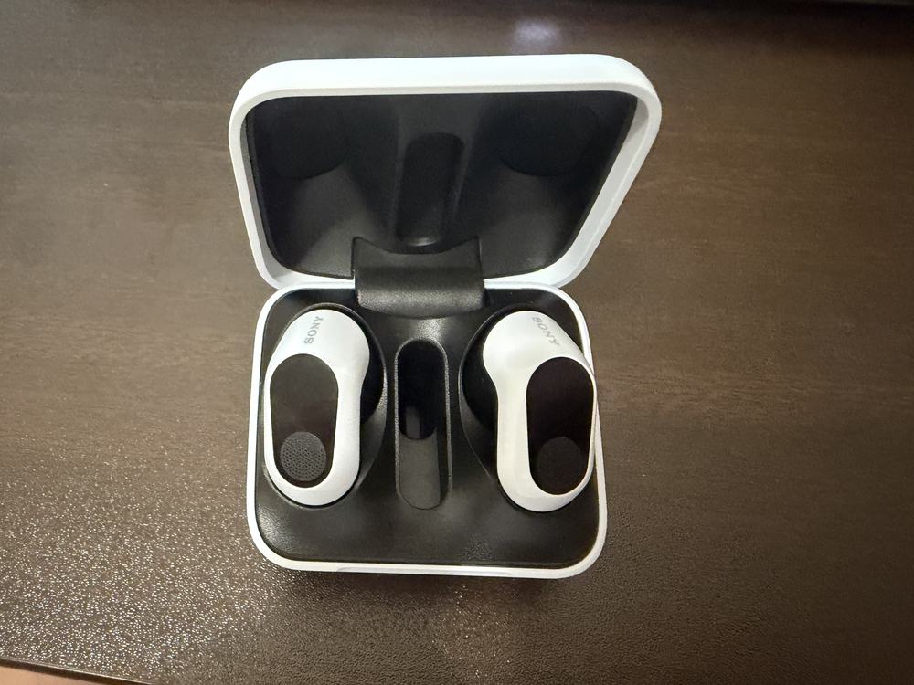 ケースを開けたソニー INZONE Buds。白いケースの中に、白と黒のイヤホンが2つ